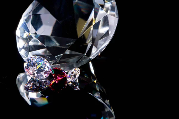 깊은 검은 거울 표면에 거 대 한 다이아몬드와 여러 세련 된 크리스탈, 쉬머와 스파클 — 스톡 사진