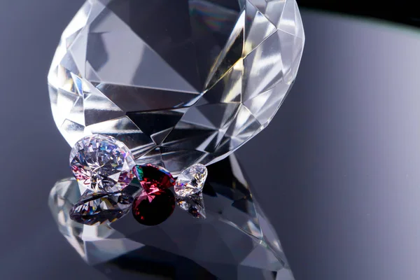 Τεράστιο διαμάντι και αρκετές Chic κρύσταλλοι σε μια επιφάνεια καθρέφτη κλίση, λάμψη και λάμψη — Φωτογραφία Αρχείου