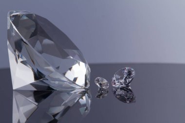 Siyah ayna yüzeyi ve beyaz arka plan, ışıltılı ve ışıltı üzerinde büyük elmas ve çeşitli şık kristaller