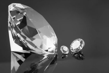 Büyük elmas ve bir ayna yüzeyinde birkaç şık kristaller, ışıltı ve ışıltı Bw fotoğraf