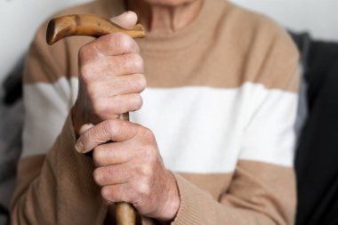 Bej kazak sağlık konseptinde çok yaşlı bir kişinin ellerinin kapatılması