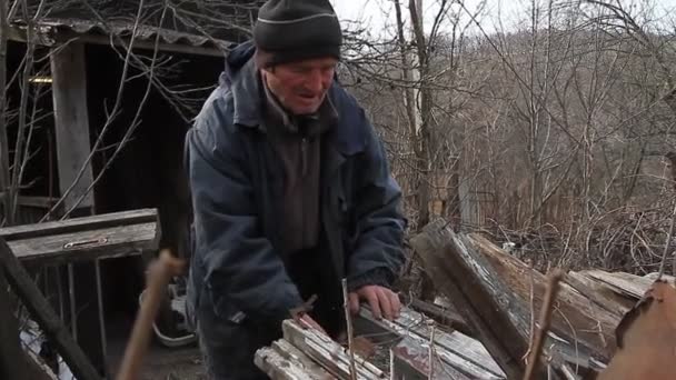 Hombre Muy Viejo Pasa Por Encima Las Tablas Para Reparar — Vídeo de stock