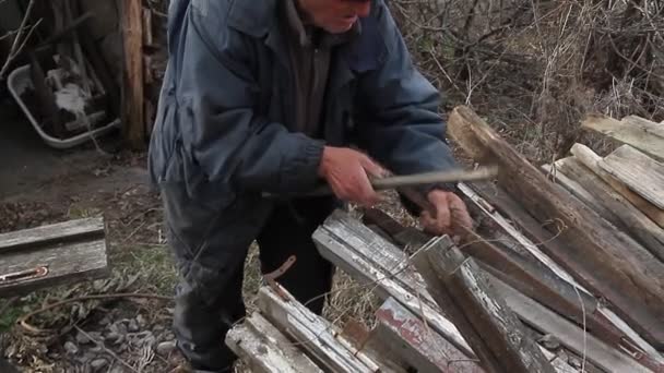Ein Sehr Alter Mann Geht Über Bord Eine Hütte Reparieren — Stockvideo
