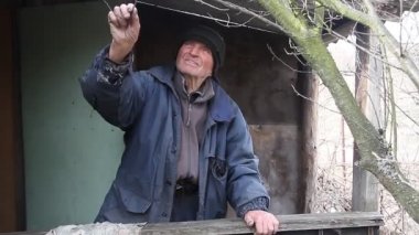 Çok yaşlı bir hasta adam evinin verandasından çiçek çiçek önce baharda bahçe ağaçları davranır. Yoksulluk sınırının altında bir hayat. Köyde yaşlı erkeklerin yalnızlık kavramı.