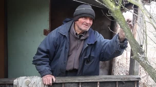 Homem Doente Muito Velho Trata Árvores Jardim Primavera Antes Florescer — Vídeo de Stock