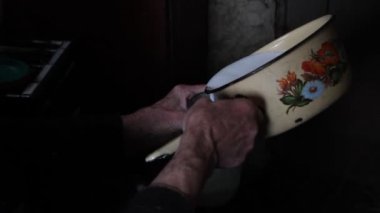 Yaşlı bir kadın bir keçi sağıyor, evde keçi küçük çiftlik ve köyde sağlıklı ve doğal diyet