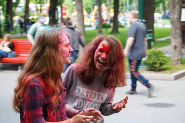 Kharkiv, Ukrayna - 19 Mayıs 2018: Mutlu insanlar Holi renk festivalini kutluyor.