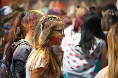 Kharkiv, Ukrayna - 19 Mayıs 2018: Mutlu insanlar Holi renk festivalini kutluyor.