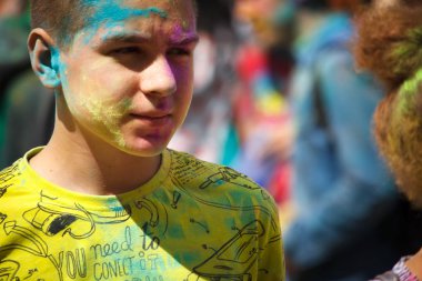 Kharkiv, Ukrayna - 19 Mayıs 2018: Mutlu insanlar Holi renk festivalini kutluyor.
