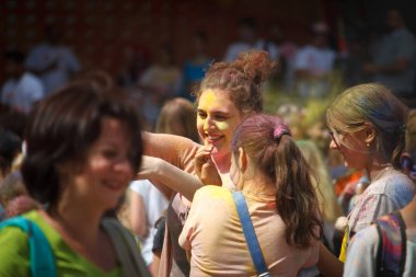 Kharkiv, Ukrayna - 19 Mayıs 2018: Mutlu insanlar Holi renk festivalini kutluyor.
