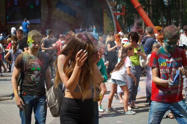 KHARKIV, UCRANIA - 19 DE MAYO DE 2018: la gente feliz celebra el festival de color Holi . — Foto de Stock