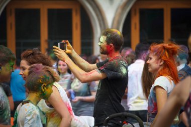 Kharkiv, Ukrayna - 19 Mayıs 2018: Mutlu insanlar Holi renk festivalini kutluyor.