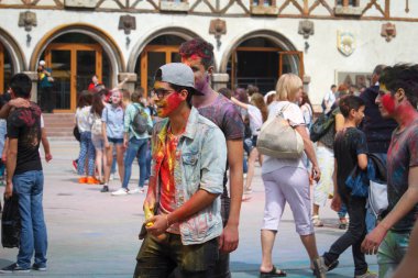 Kharkiv, Ukrayna - 19 Mayıs 2018: Mutlu insanlar Holi renk festivalini kutluyor.
