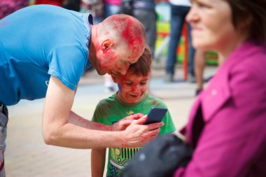 Kharkiv, Ukrayna - 19 Mayıs 2018: Mutlu insanlar Holi renk festivalini kutluyor.