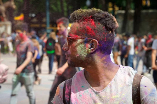 KHARKIV, UCRÂNIA - MAIO 19, 2018: as pessoas felizes celebram o festival de cores Holi . — Fotografia de Stock