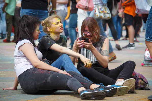 KHARKIV, UCRÂNIA - MAIO 19, 2018: as pessoas felizes celebram o festival de cores Holi . — Fotografia de Stock