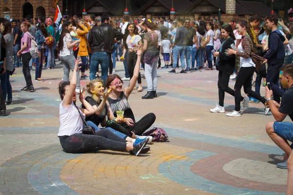 KHARKIV, UCRANIA - 19 DE MAYO DE 2018: la gente feliz celebra el festival de color Holi . — Foto de Stock