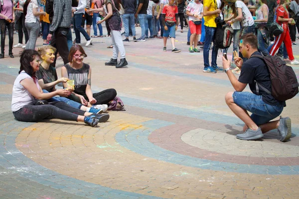 KHARKIV, UCRÂNIA - MAIO 19, 2018: as pessoas felizes celebram o festival de cores Holi . — Fotografia de Stock