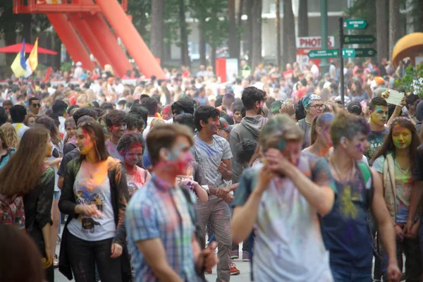 KHARKIV, UCRANIA - 19 DE MAYO DE 2018: la gente feliz celebra el festival de color Holi . — Foto de Stock