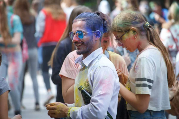 KHARKIV, UCRÂNIA - MAIO 19, 2018: as pessoas felizes celebram o festival de cores Holi . — Fotografia de Stock