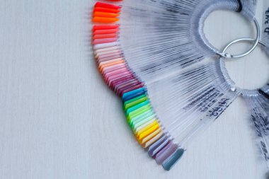 Parlak jel lake, kadınsı tırnak sanatı, tırnak sanat tasarım tekerleği. Seçici odak. Kopyalama alanı