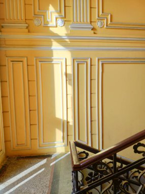 Avrupa vintage binaların verandalarda Antik merdivenler.