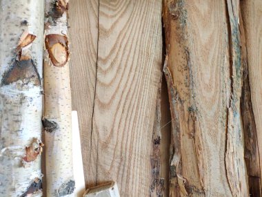 Mobilya atölyesindeki tahta sütunlar ve kalın tahtalar çalışmaya hazır.