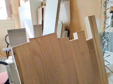 Mobilya atölyesinde marangoz el sanatından kalan kesme ahşap parçaları, geri dönüşüme hazır