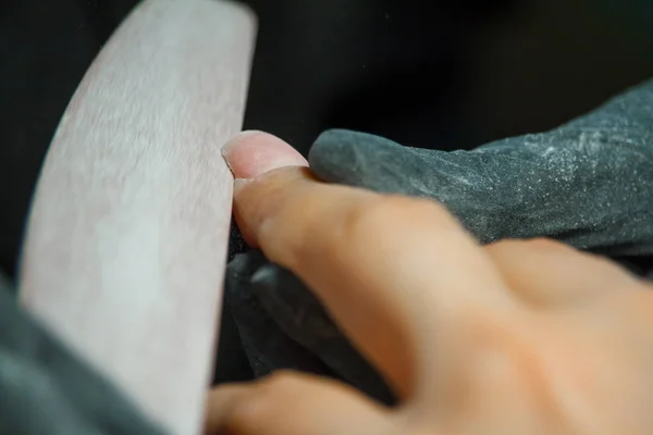 Мбаппе шлифует ногтевую планку для маникюра в салоне красоты . — стоковое фото