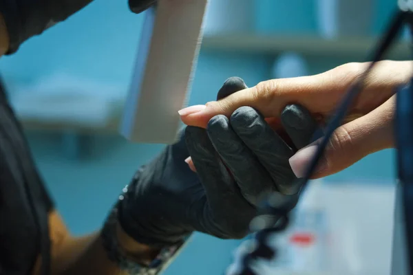 Nahaufnahme Maniküre Hände machen weibliche Maniküre im Nagelstudio. — Stockfoto