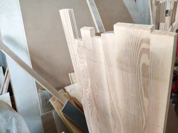 Couper les pièces de bois restantes de l'artisanat charpentier à l'atelier de meubles, prêt à recycler — Photo