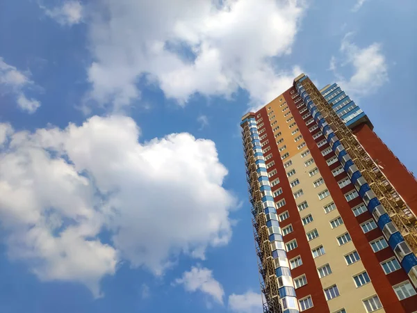 Nuevo bloque de apartamentos modernos con balcones y cielo azul en el fondo — Foto de Stock