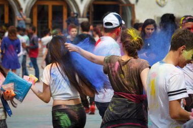 Kharkiv, Ukrayna - 19 Mayıs 2018: Mutlu insanlar Holi renk festivalini kutluyor.