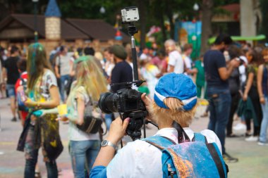 Kharkiv, Ukrayna - 19 Mayıs 2018: Mutlu insanlar Holi renk festivalini kutluyor.