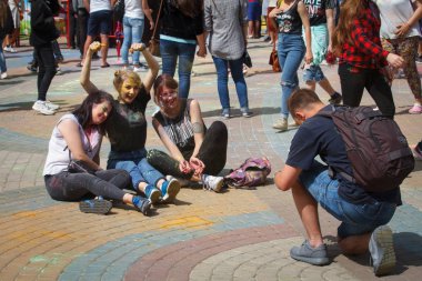 Kharkiv, Ukrayna - 19 Mayıs 2018: Mutlu insanlar Holi renk festivalini kutluyor.