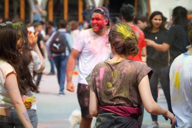 Kharkiv, Ukrayna - 19 Mayıs 2018: Mutlu insanlar Holi renk festivalini kutluyor.