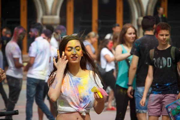 KHARKIV, UCRÂNIA - MAIO 19, 2018: as pessoas felizes celebram o festival de cores Holi . — Fotografia de Stock