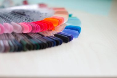 Closeup Parlak jel lake, kadınsı tırnak sanat, tırnak sanat tasarım tekerlek. Seçici odak. Kopyalama alanı
