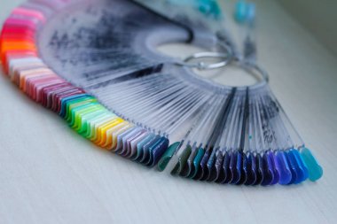 Parlak jel lake, kadınsı tırnak sanatı, tırnak sanat tasarım tekerleği. Seçici odak. Kopyalama alanı