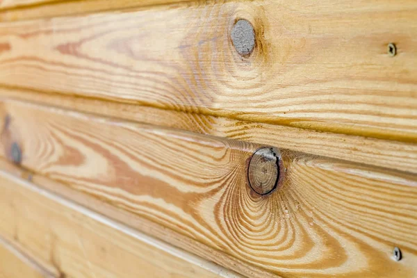 Fond de planches de bois naturel sur la même surface avec des éléments de nœuds — Photo