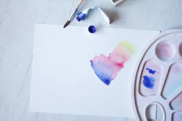 Set van aquarellen, borstels en paletten op een wit blad, mooie aquarel streken — Stockfoto