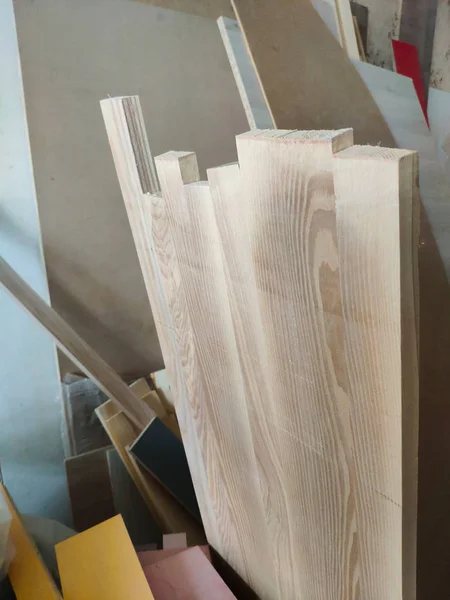 Pedaços de madeira cortados restantes de artesanato de carpinteiro na oficina de móveis, prontos para reciclar — Fotografia de Stock