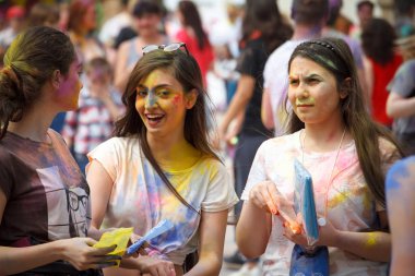 Kharkiv, Ukrayna - 19 Mayıs 2018: Mutlu insanlar Holi renk festivalini kutluyor.