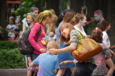 Kharkiv, Ukrayna - 19 Mayıs 2018: Mutlu insanlar Holi renk festivalini kutluyor.