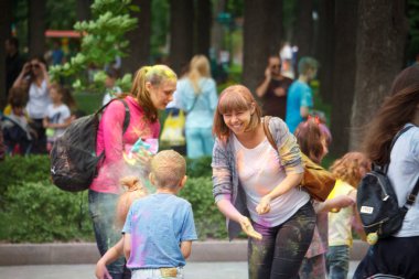 Kharkiv, Ukrayna - 19 Mayıs 2018: Mutlu insanlar Holi renk festivalini kutluyor.