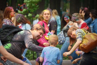 Kharkiv, Ukrayna - 19 Mayıs 2018: Mutlu insanlar Holi renk festivalini kutluyor.