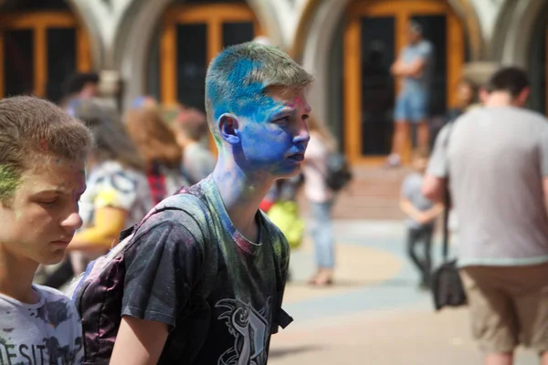 KHARKIV, UCRANIA - 19 DE MAYO DE 2018: la gente feliz celebra el festival de color Holi . —  Fotos de Stock
