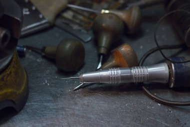 Mücevher üretme sürecinde işyeri kuyumcusu