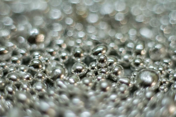Brilhando prata gota de prata gotas bolas fundo abstrato, foco macio — Fotografia de Stock