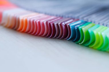 aşırı yakın çekim parlak jel lake, kadınsı tırnak sanat, tırnak sanat tasarım tekerlek. Seçici odak. Kopyalama alanı